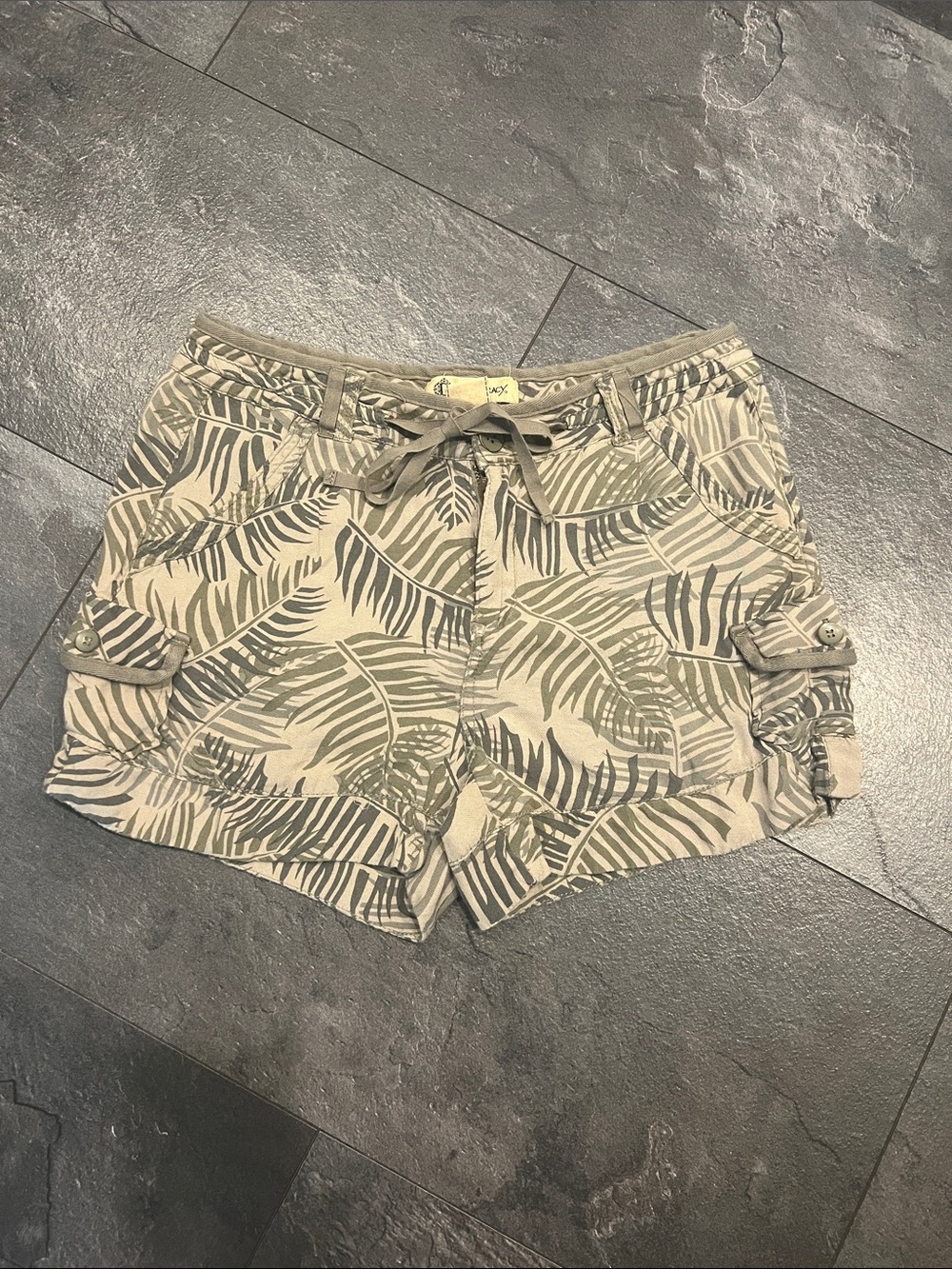 Democracy Olive Leaf-Print Cargo Shorts - Olive/Tan